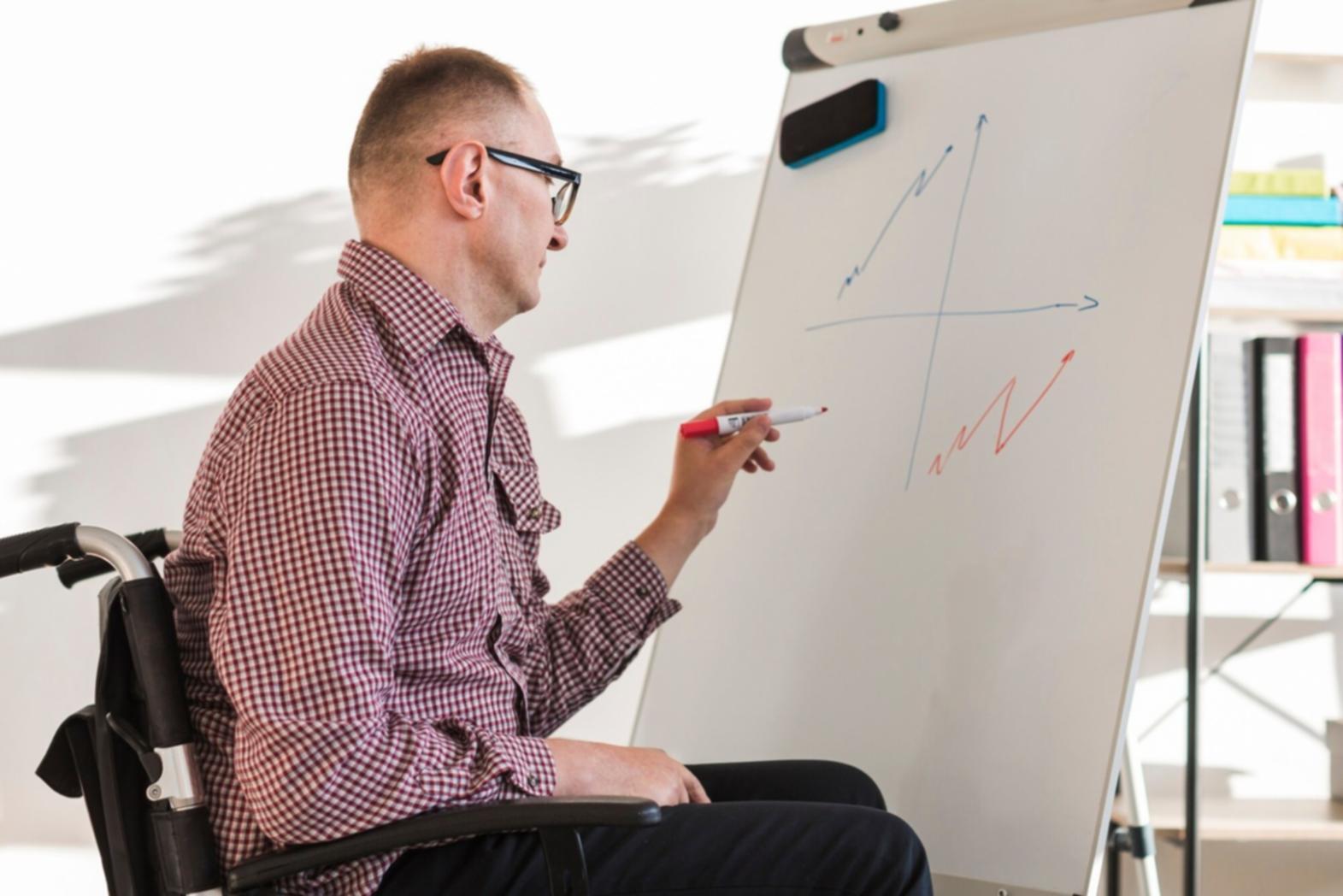 Analyse financière approfondie avec documents comptables et calculatrice